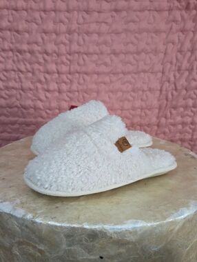 EverFoams women's fuzzy slippers